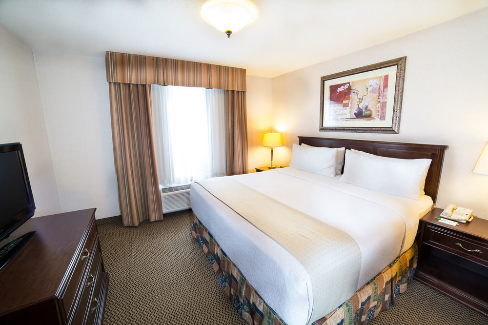 & Suites-west By Ihg 3* Edmonton