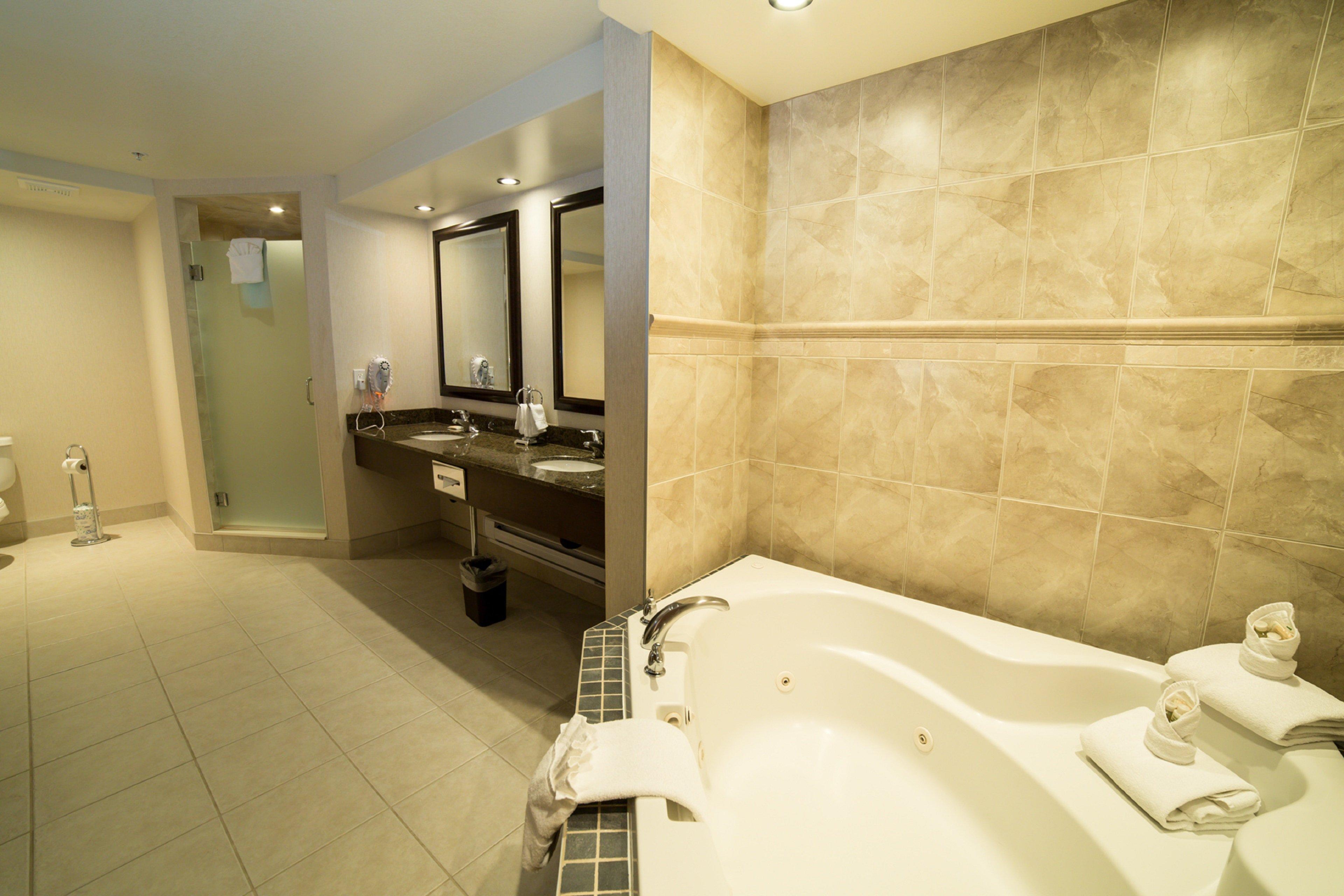 & Suites-west By Ihg Edmonton