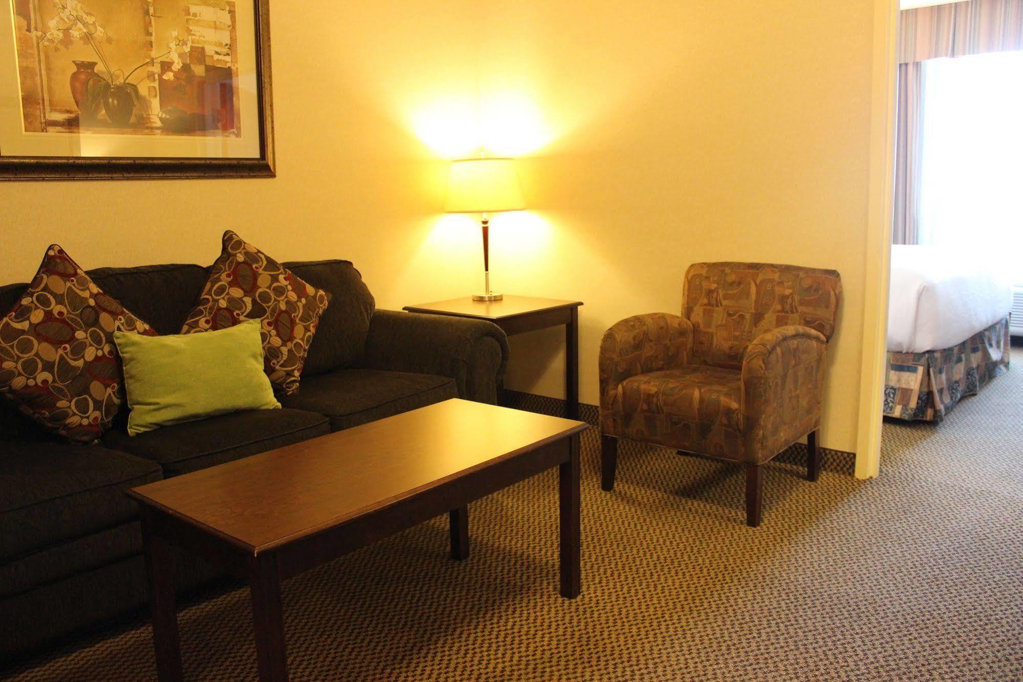 & Suites-west By Ihg 3*
